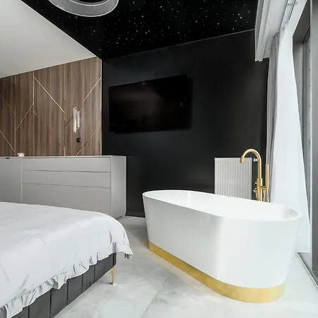 Hanza Tower Sky Lux 17th Floor 아파트